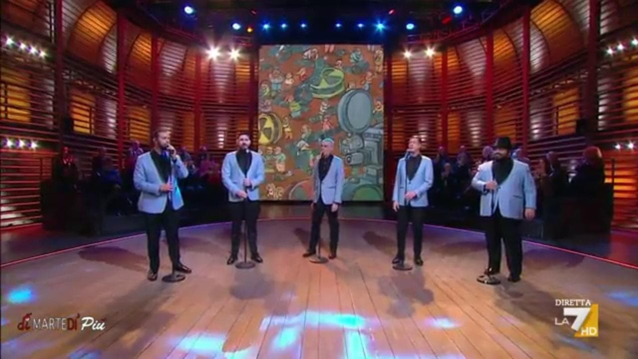 Dimartedì, l'emozionante esibizione dei Neri per Caso sulle note di "Englishman in New York"