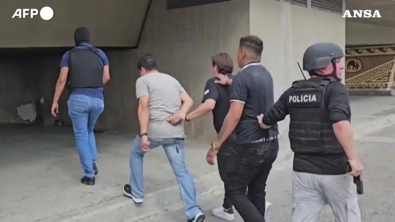 Ecuador, il blitz della polizia dopo l'irruzione di una banda armata in diretta in uno studio tv