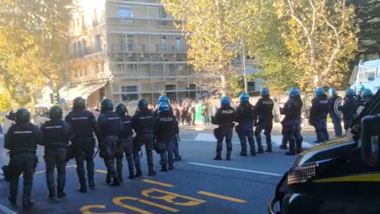 Trieste, le forze dell'ordine caricano i manifestanti con idranti e lacrimogeni