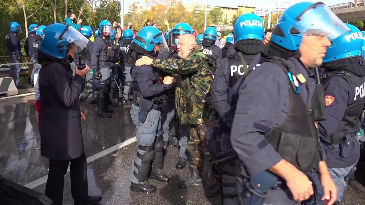 Trieste, manifestante si sente male: poliziotti lo soccorrono poi l'abbraccio con un agente