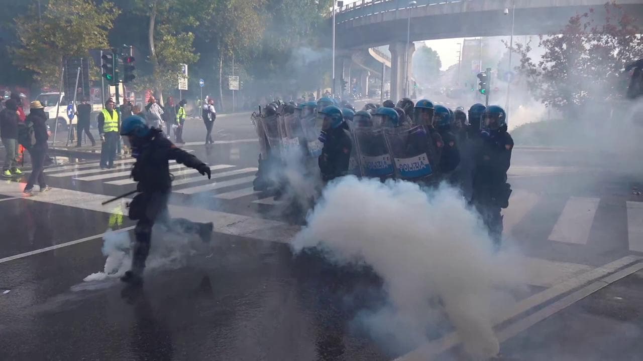 Trieste, la polizia lancia i lacrimogeni contro i manifestanti no Green Pass
