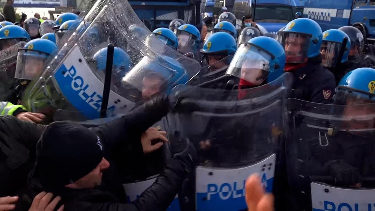 Trieste, cariche della polizia contro i manifestanti no Green Pass