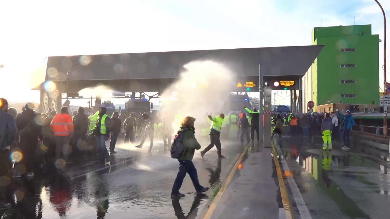 Trieste, la polizia aziona gli idranti per disperdere i manifestanti no Green Pass