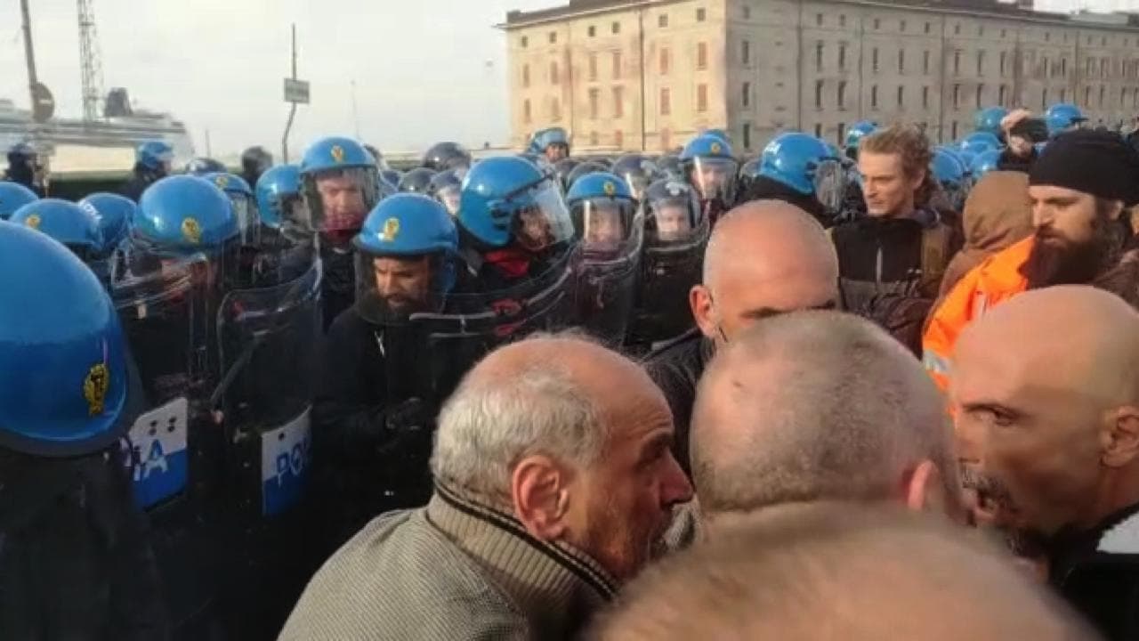 Trieste, cariche della polizia al porto: le urla dei manifestanti finiti a terra