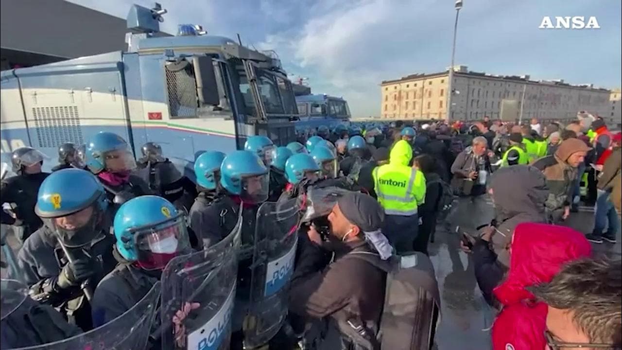 Trieste, la polizia sgombera 300 manifestanti no Green Pass