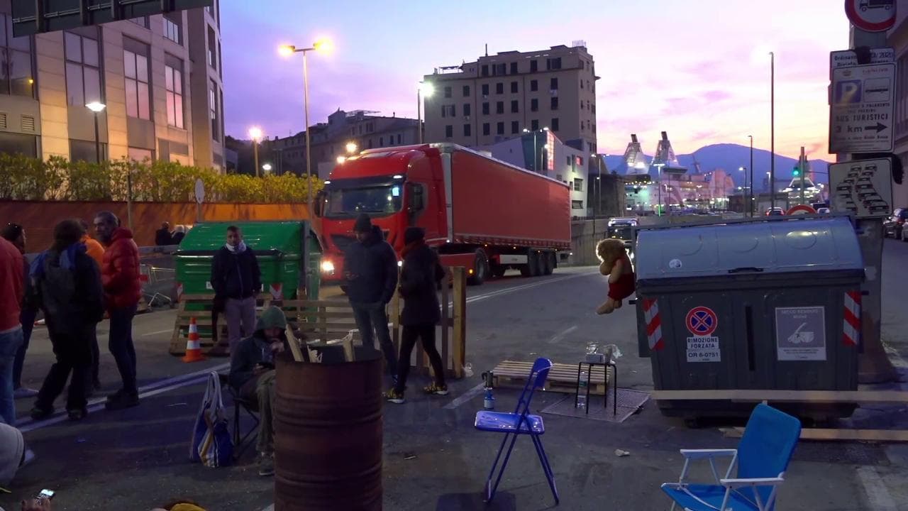 Genova, al porto ancora blocchi di lavoratori e No Green Pass ai varchi, circolazione rallentata