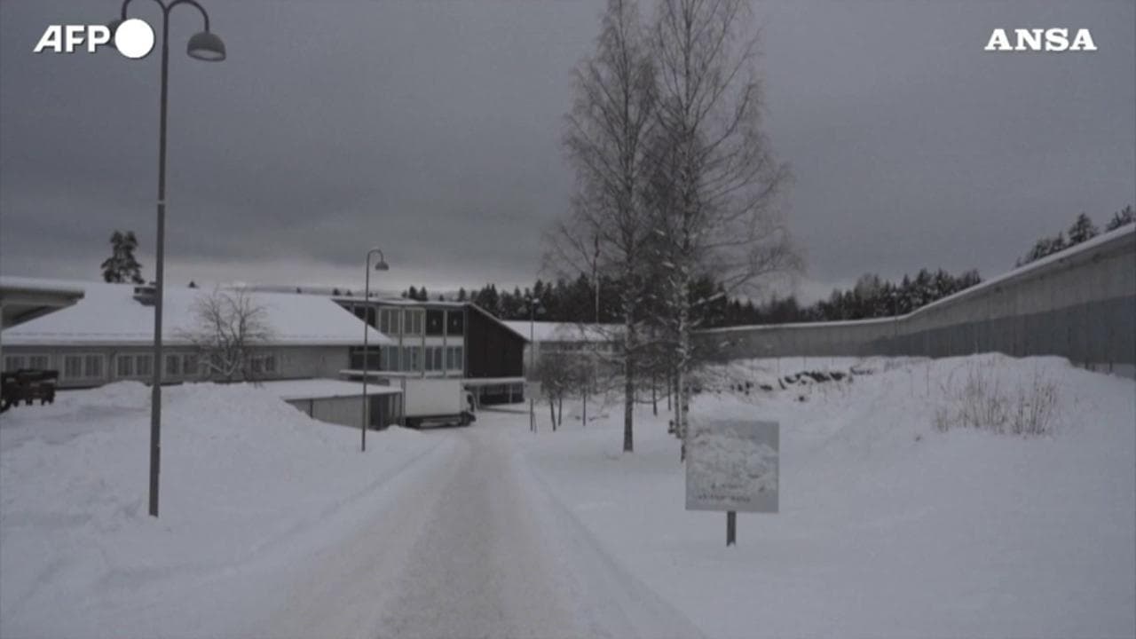 Breivik fa causa allo Stato perchè è in isolamento: ma ha 4 stanze, Xbox, palestra, sala tv e pappagalli
