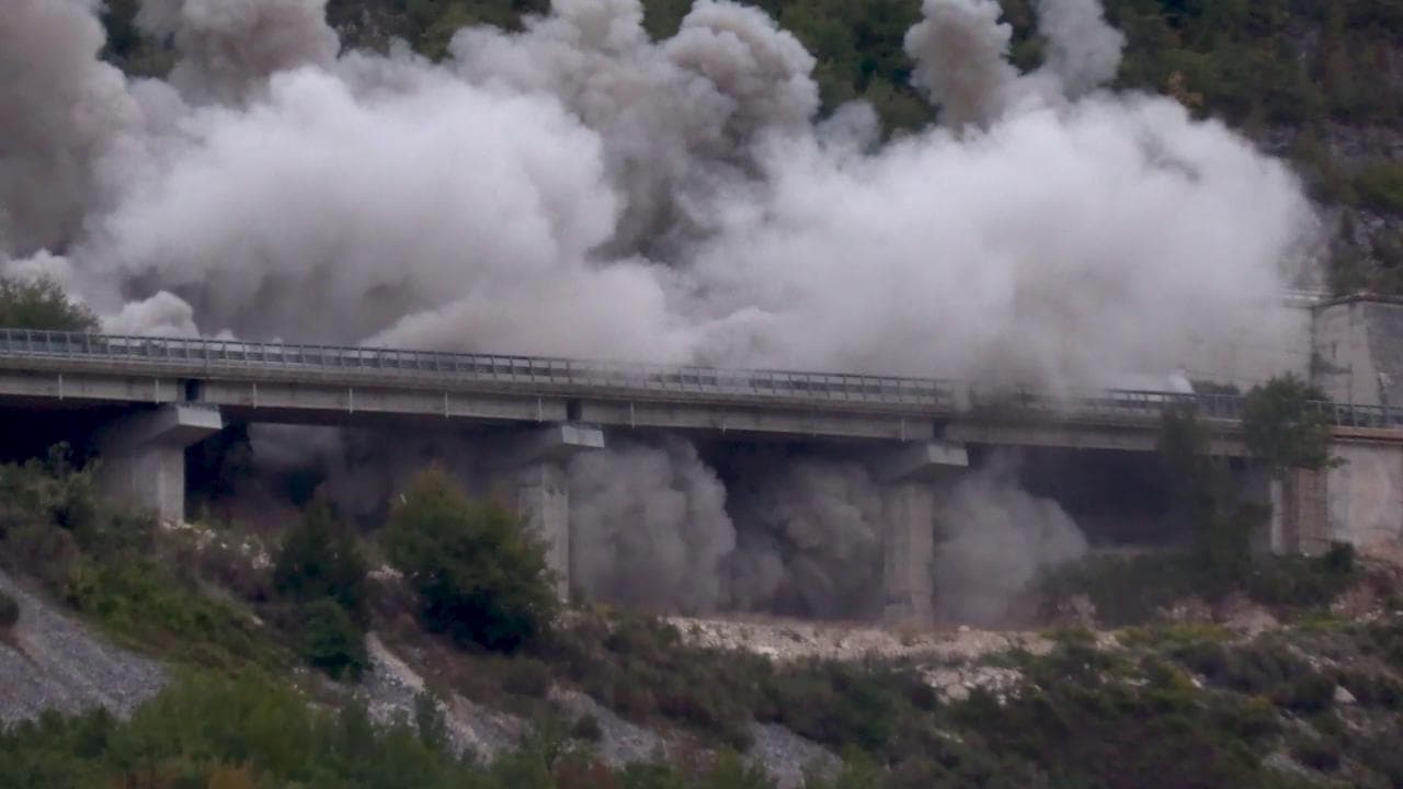 Demolito il viadotto Le Pastena sulla A24: sarà ricostruito secondo le nuove norme antisismiche