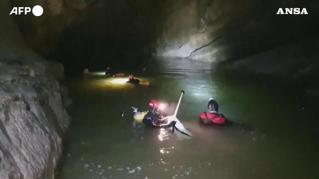 Slovenia, intrappolati nella grotta carsica per le forti piogge: gli speleosub in azione