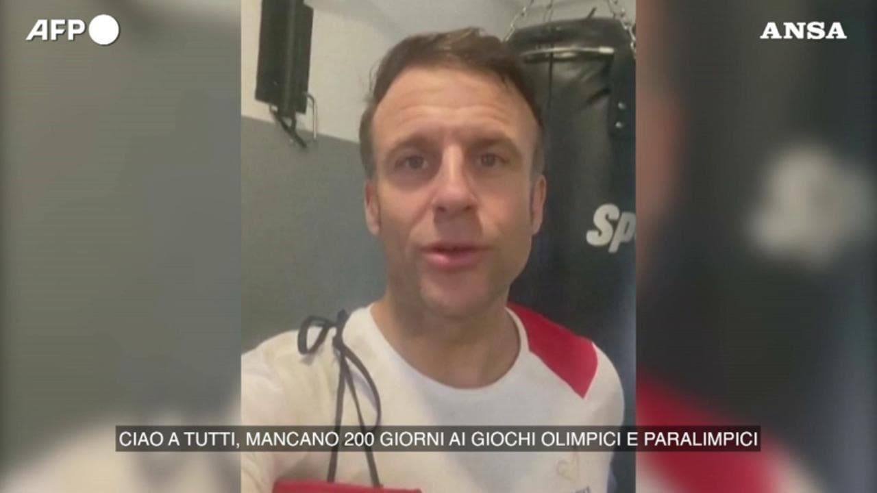 Olimpiadi di Parigi 2024, l'appello di Macron in tenuta da boxe: "Fate 30 minuti di sport al giorno"