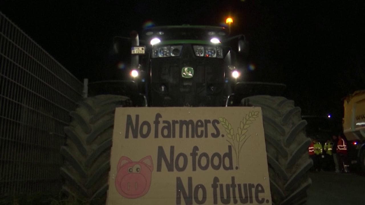 Germania, la protesta degli agricoltori blocca strade e autostrade: traffico e ingorghi fino a Berlino