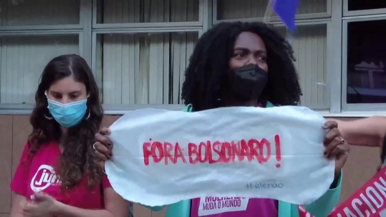 Brasile: le proteste contro il divieto di Bolsonaro alla distribuzione gratuita di assorbenti