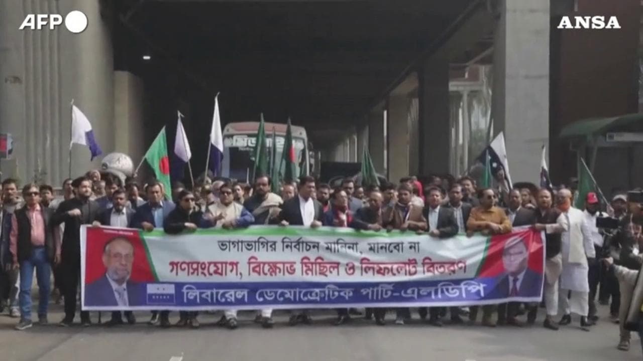Bangladesh, tensioni per le elezioni: proteste e scontri tra le strade a Dacca
