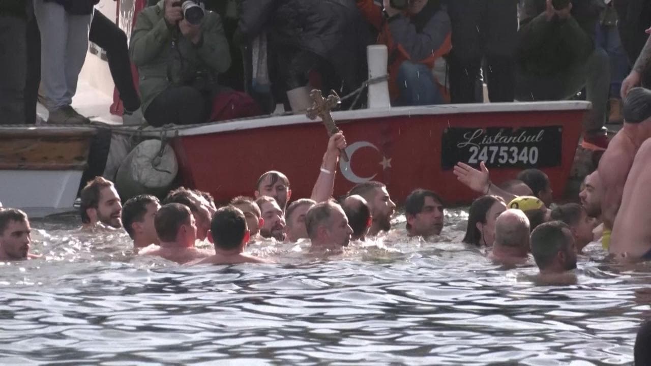 Istanbul. In acqua per recuperare la croce di legno: l'epifania dei cristiani ortodossi