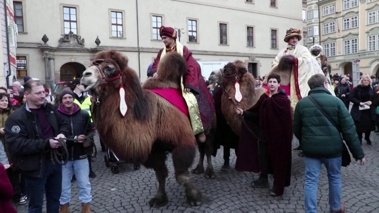Epifania, i Re Magi in cammello per le strade di Praga (per beneficenza)