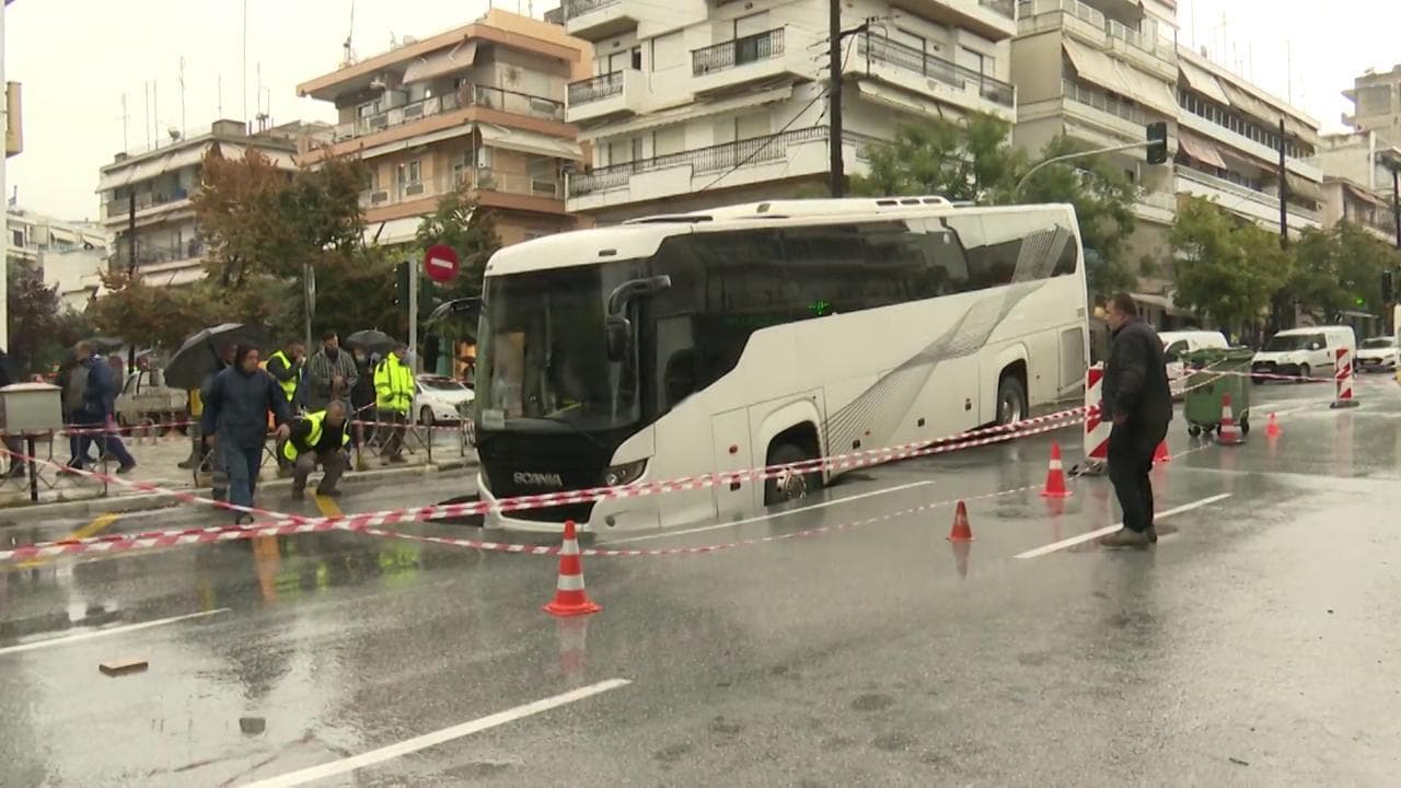 Maltempo in Grecia, un pullman viene "inghiottito" da una voragine