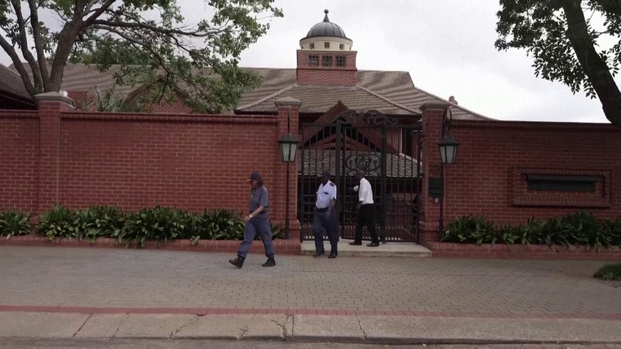 Rilasciato Pistorius, il campione paralimpico ai domiciliari in una mega villa in Sudafrica