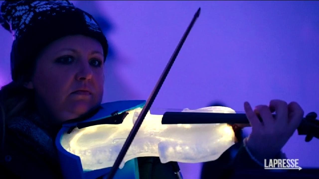 Trentino, la band suona gli strumenti di ghiaccio: il live in igloo sul Ghiacciaio Presena