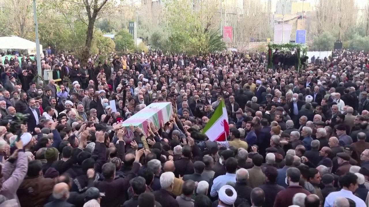 Iran, in migliaia ai funerali a Teheran di una delle vittime dell'attentato a Kerman