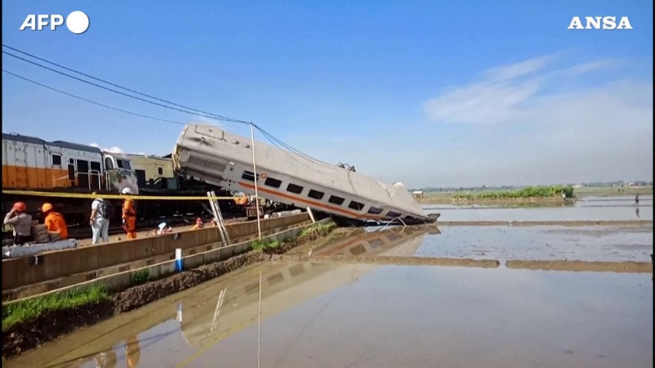 Il terribile scontro tra due treni a Giava: i vagoni riversi tra le risaie