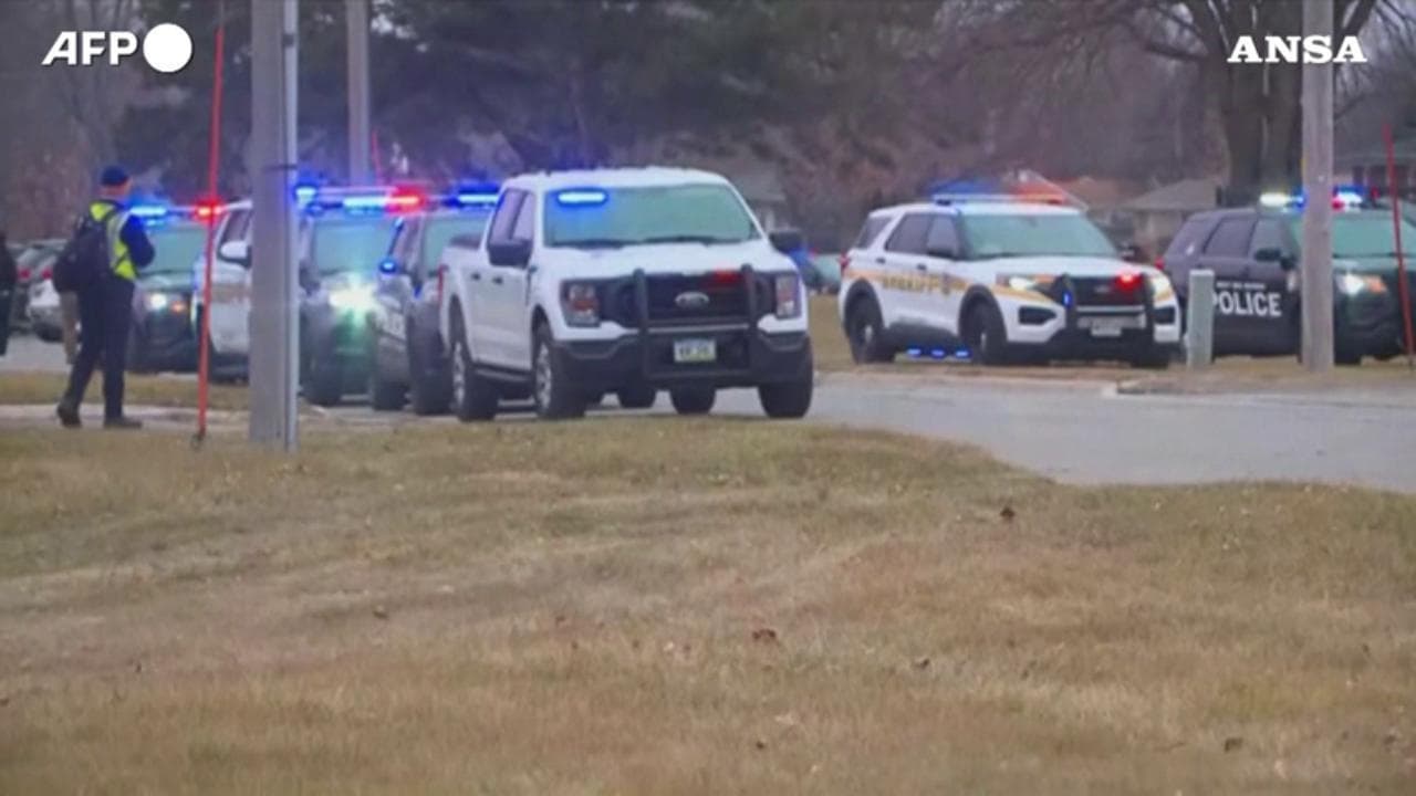 Usa, sparatoria in un liceo dell'Iowa: le immagini all'esterno della scuola