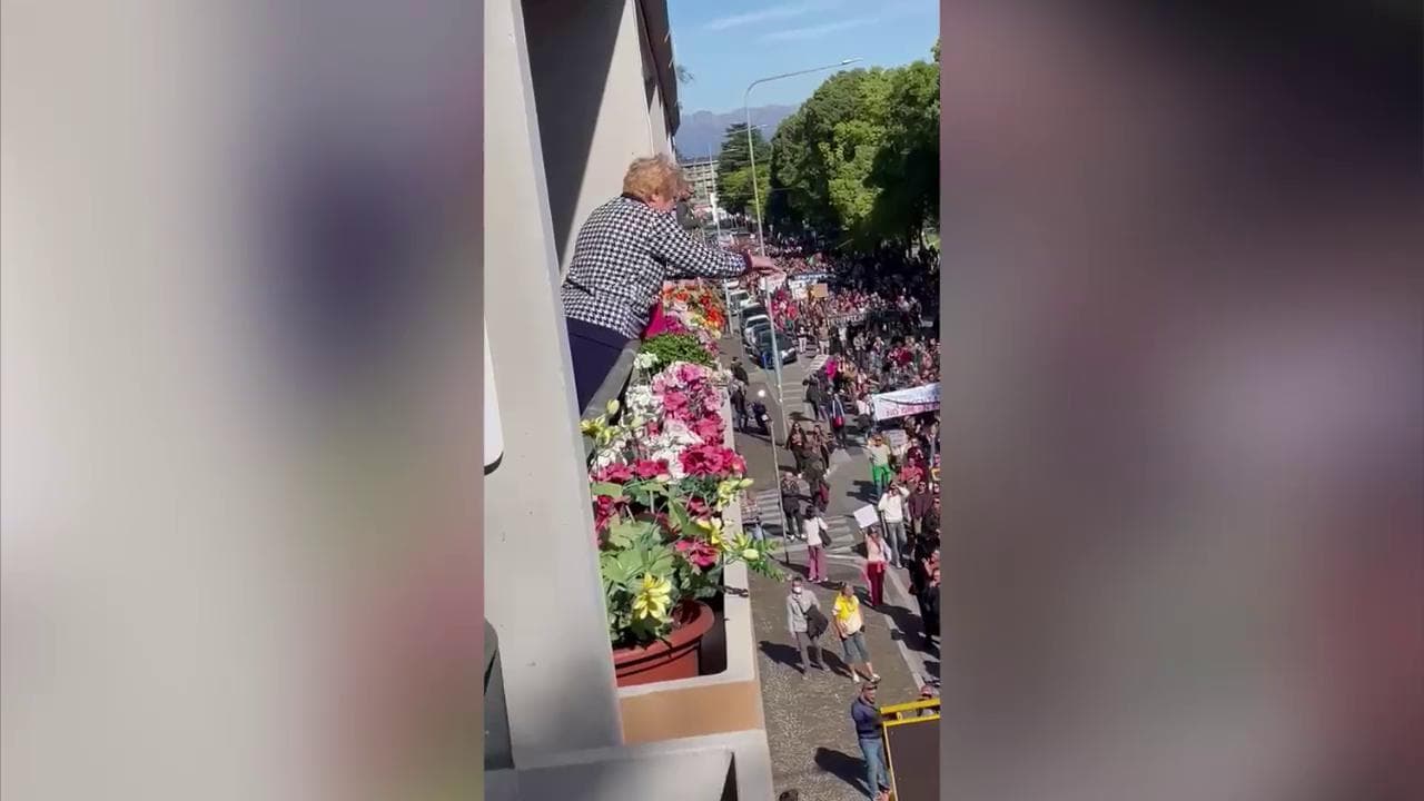 Udine, signora si affaccia dal balcone e inveisce contro i no green pass in corteo
