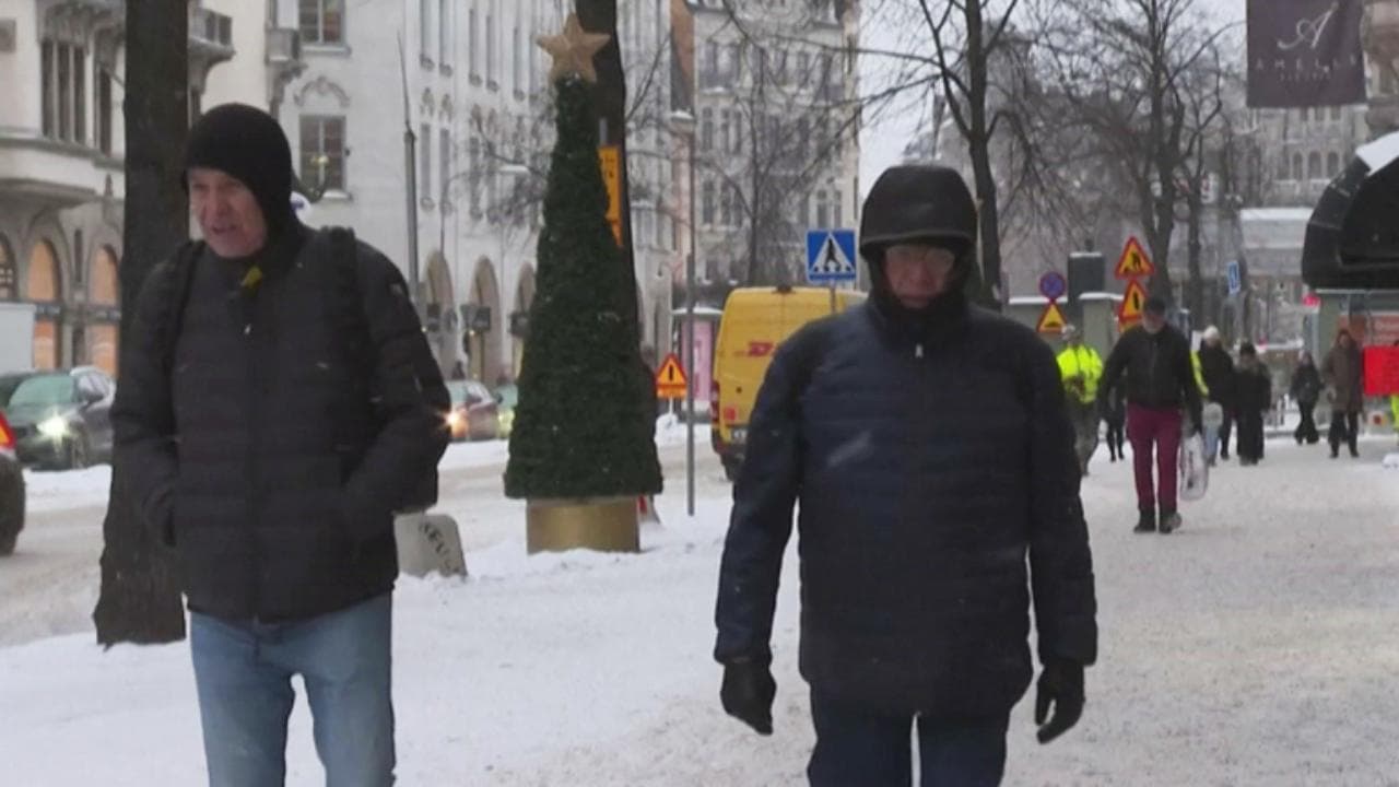 Il grande freddo avvolge la Svezia, le temperature arrivano a meno 40 gradi: autobus e treni fermi