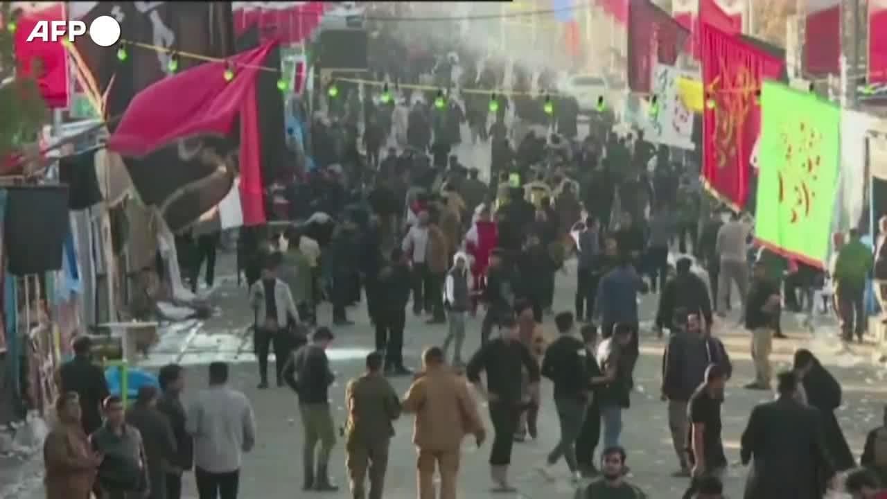Iran, attentato durante commemorazione Soleimani: le ambulanze lasciano il luogo delle esplosioni