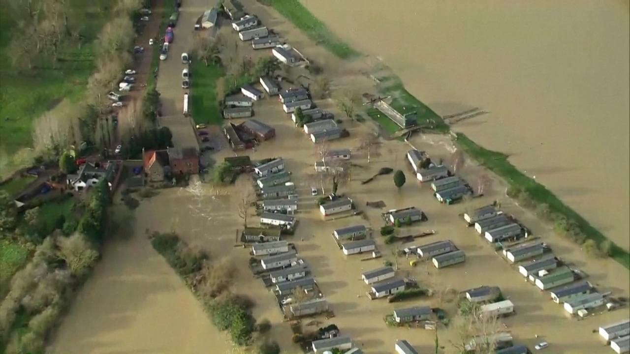 Gran Bretagna, sembra un lago ma nasconde campi e case: le immagini dal drone dell'alluvione