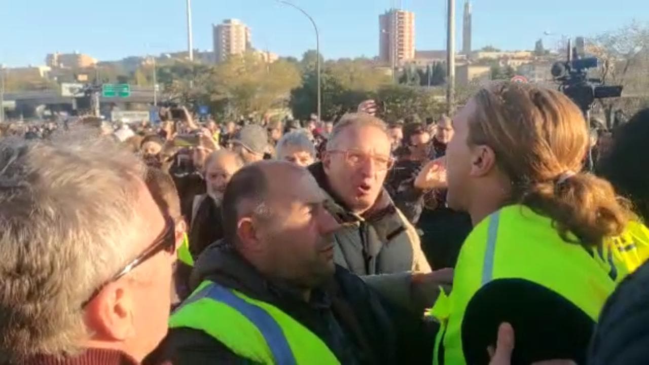 Trieste, momenti di tensione all'ingresso del porto: un lavoratore tenta di bloccare l'ingresso di un'auto