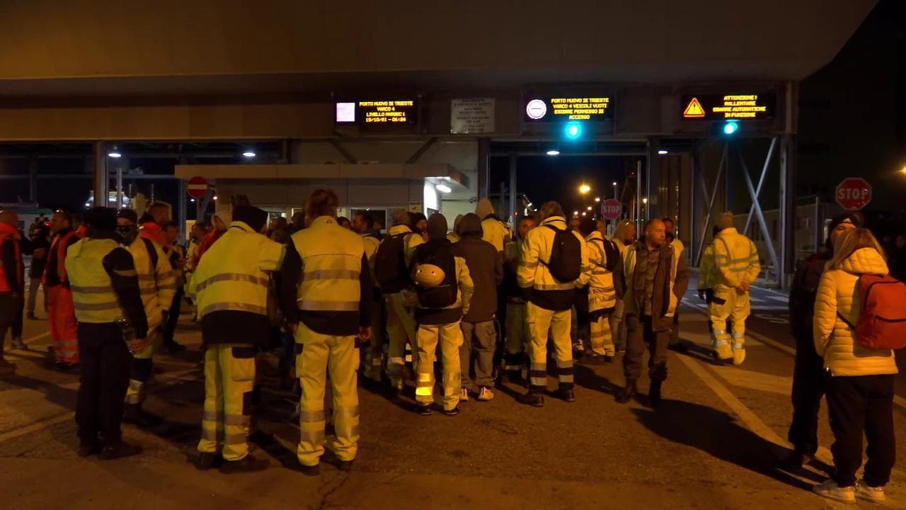 Trieste, i portuali ai varchi dello scalo: comincia lo sciopero no Green Pass