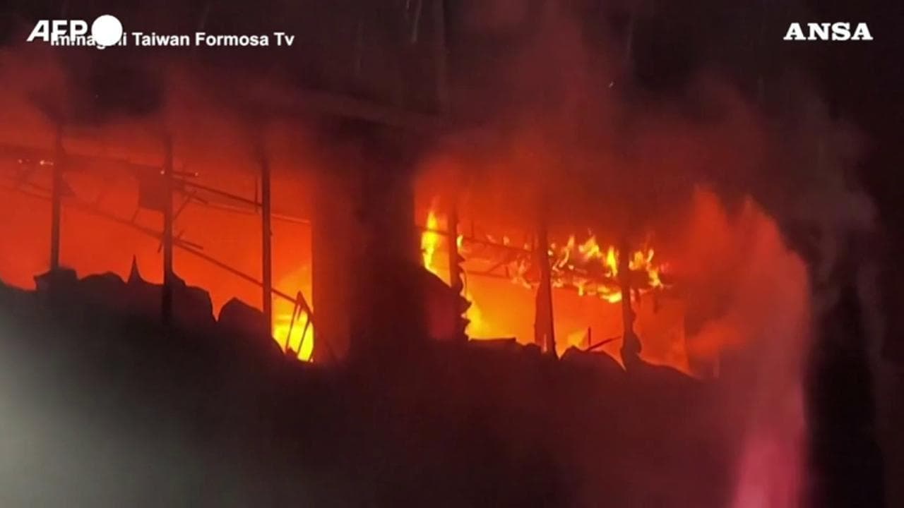 Taiwan, grattacielo in fiamme in centro città: almeno 46 morti