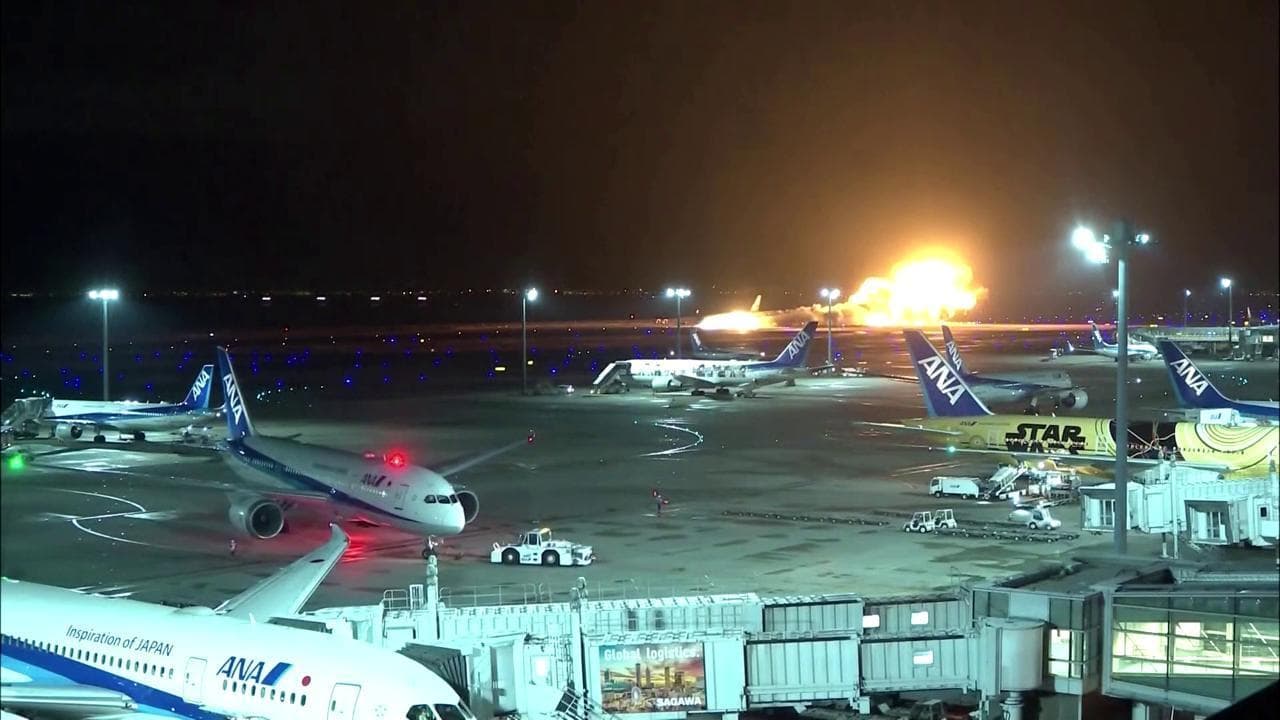 Una striscia di fuoco sulla pista dell'aeroporto: così si è incendiato l'aereo della Japan Airlines