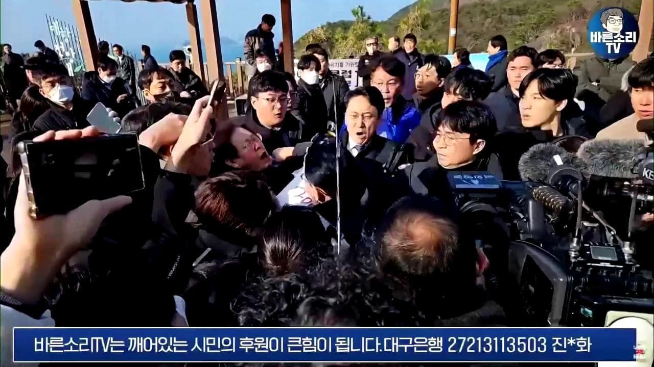 Accoltellato in Corea del Sud il leader dell'opposizione Lee Jae-myung: il momento dell'attacco