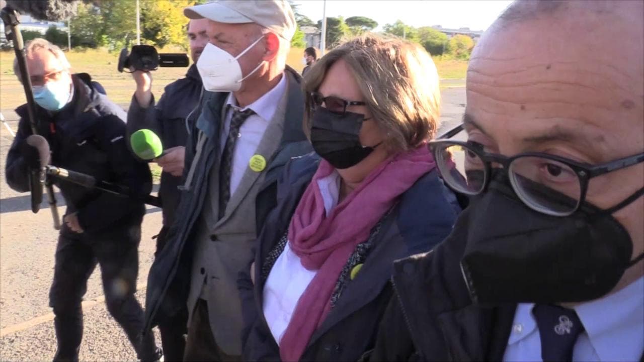 Caso Regeni, via al processo per la morte di Giulio: l'arrivo dei genitori all'aula bunker