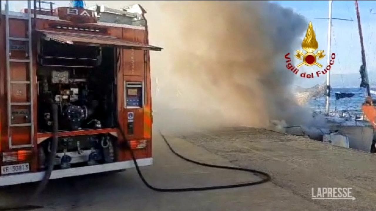 Reggio Calabria, due barche a vela in fiamme al porto: la colonna di fumo avvolge la banchina