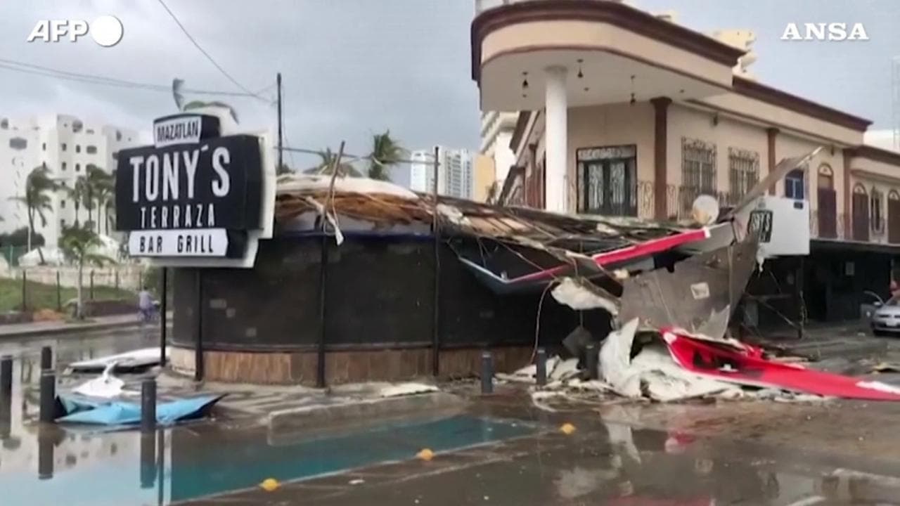 Messico, il passaggio dell'uragano Pamela a Mazatlan