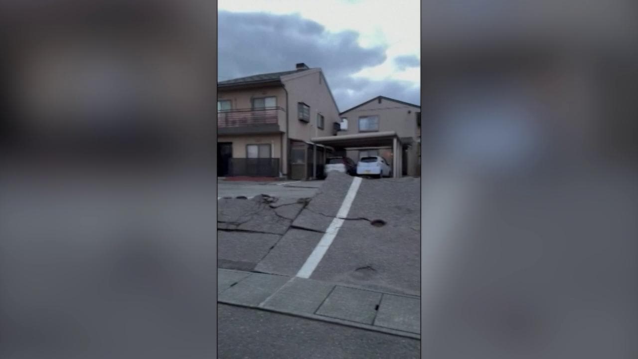 Giappone, una voragine si apre nella strada: le immagini dopo il terremoto di magnitudo 7.5