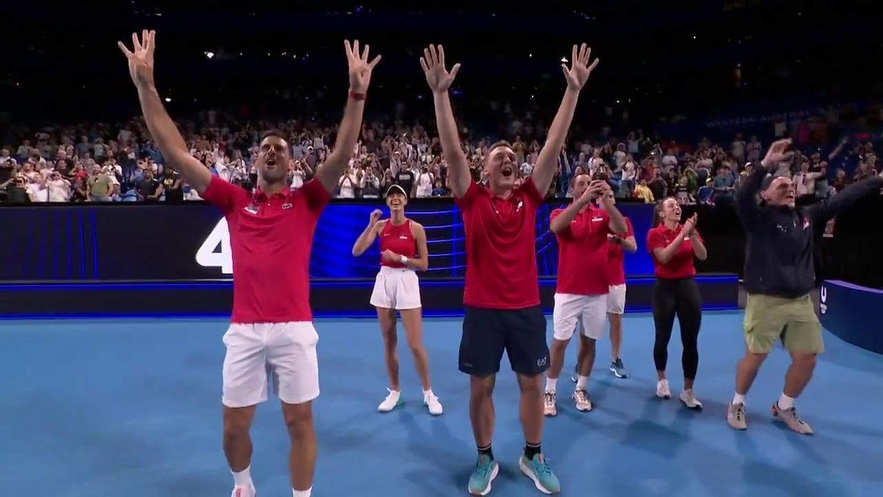 Il 2024 di Djokovic inizia in campo. Il serbo fa il countdown insieme al pubblico australiano