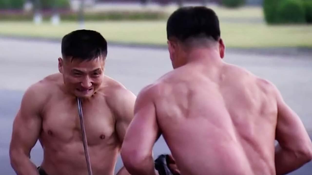 La prova di forza dei soldati di Kim Jong-un, mattoni distrutti a pugni e sbarre di ferro piegate con il collo
