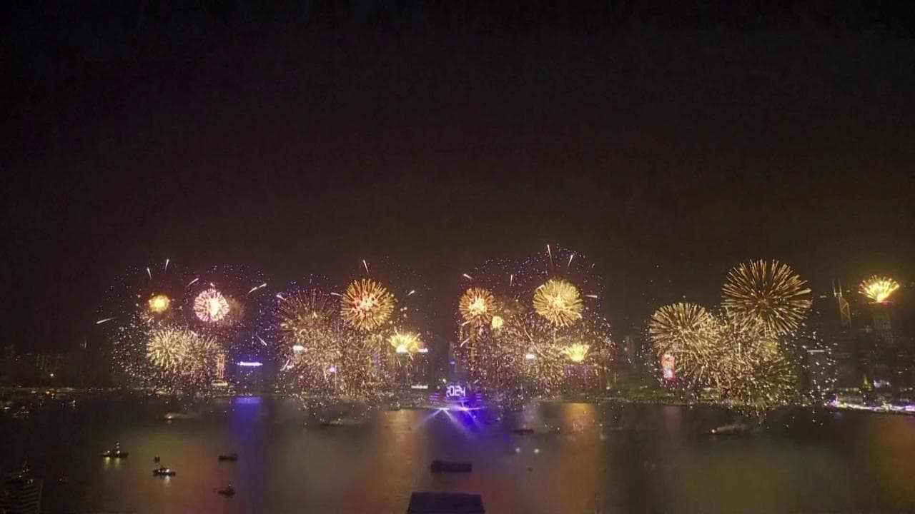 Capodanno a Hong Kong, il porto si infiamma per il grande show dei fuochi d'artificio