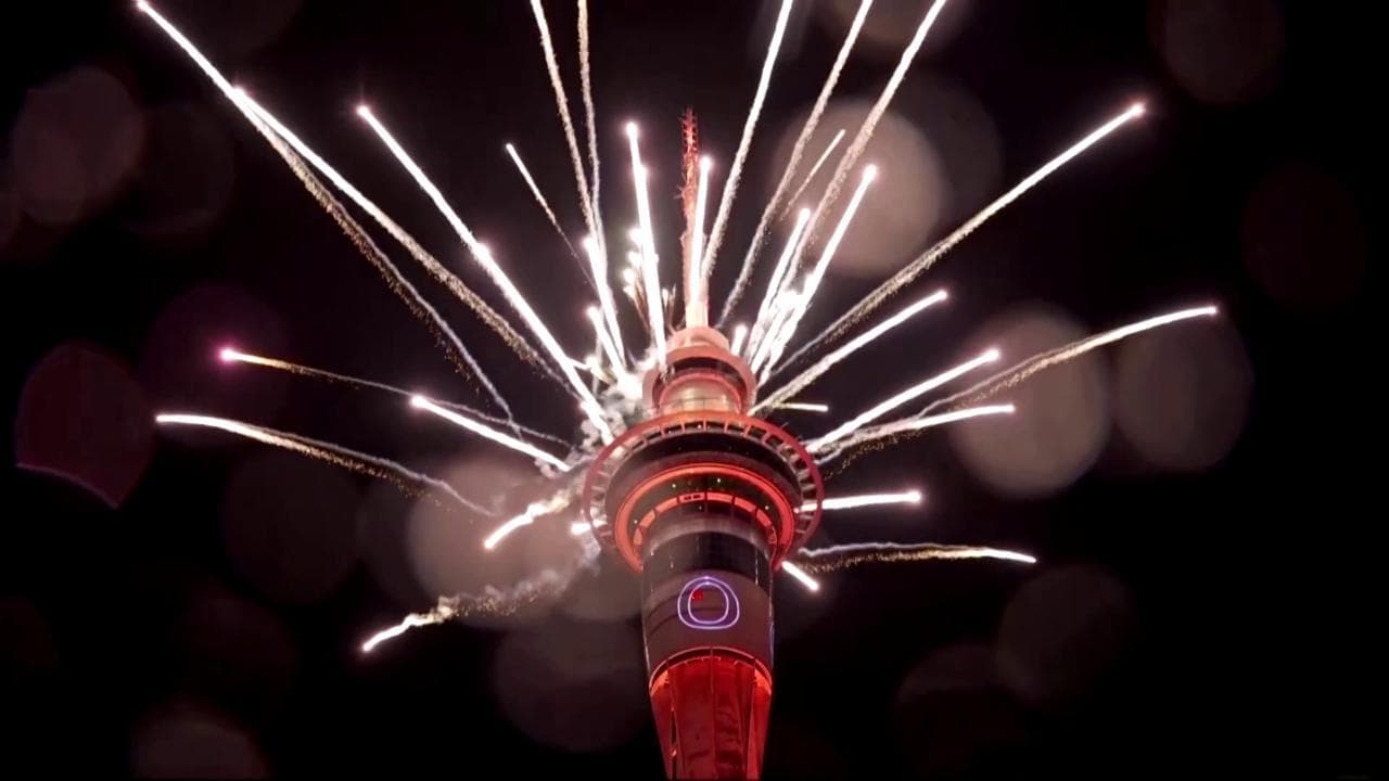 Il 2024 è già iniziato in Nuova Zelanda. I fuochi d'artificio dalla Sky Tower di Auckland