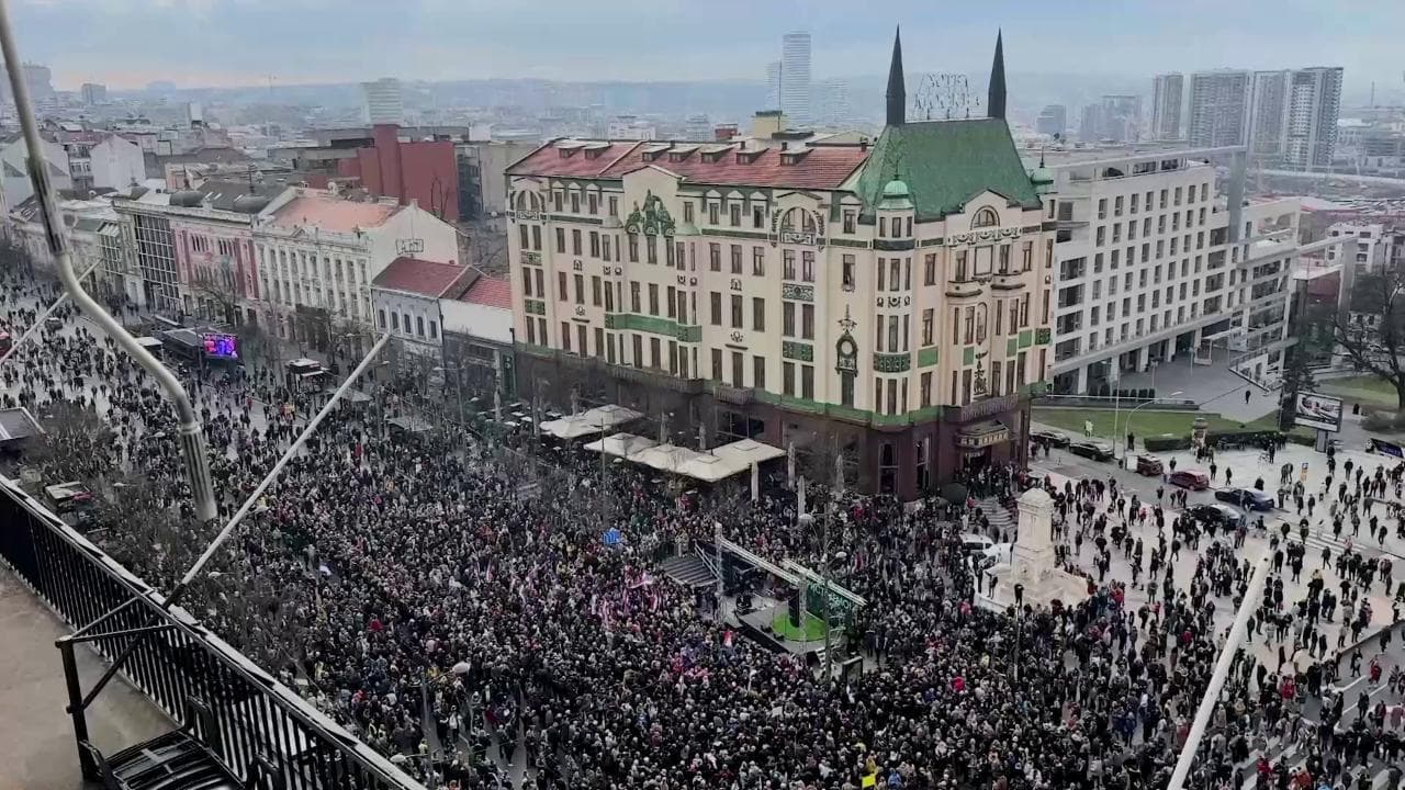 Proteste a Belgrado, a migliaia in piazza per chiedere l'annullamento delle elezioni in Serbia