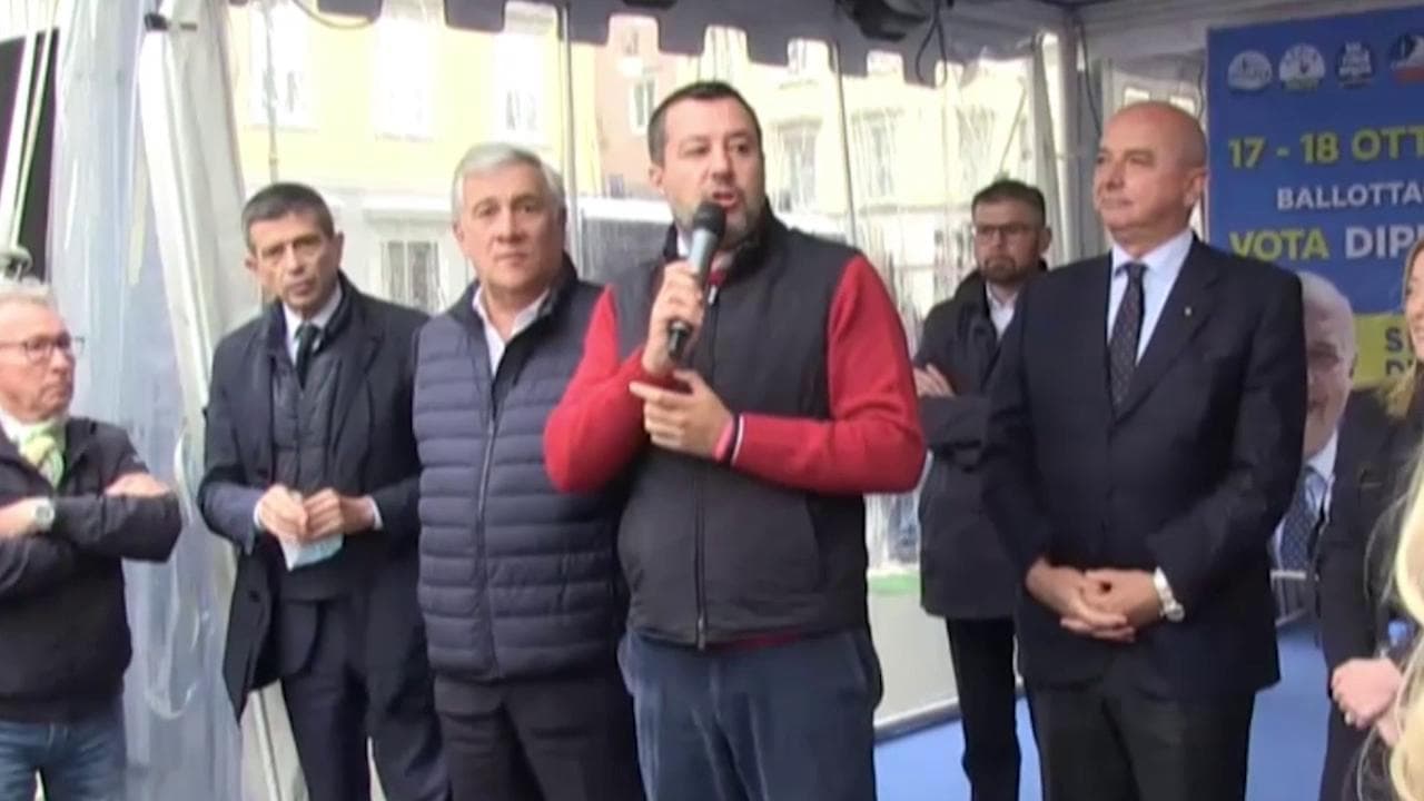 Forza Nuova, Salvini sbotta con i giornalisti e lascia la piazza: "Ancora a parlare di fascismo"