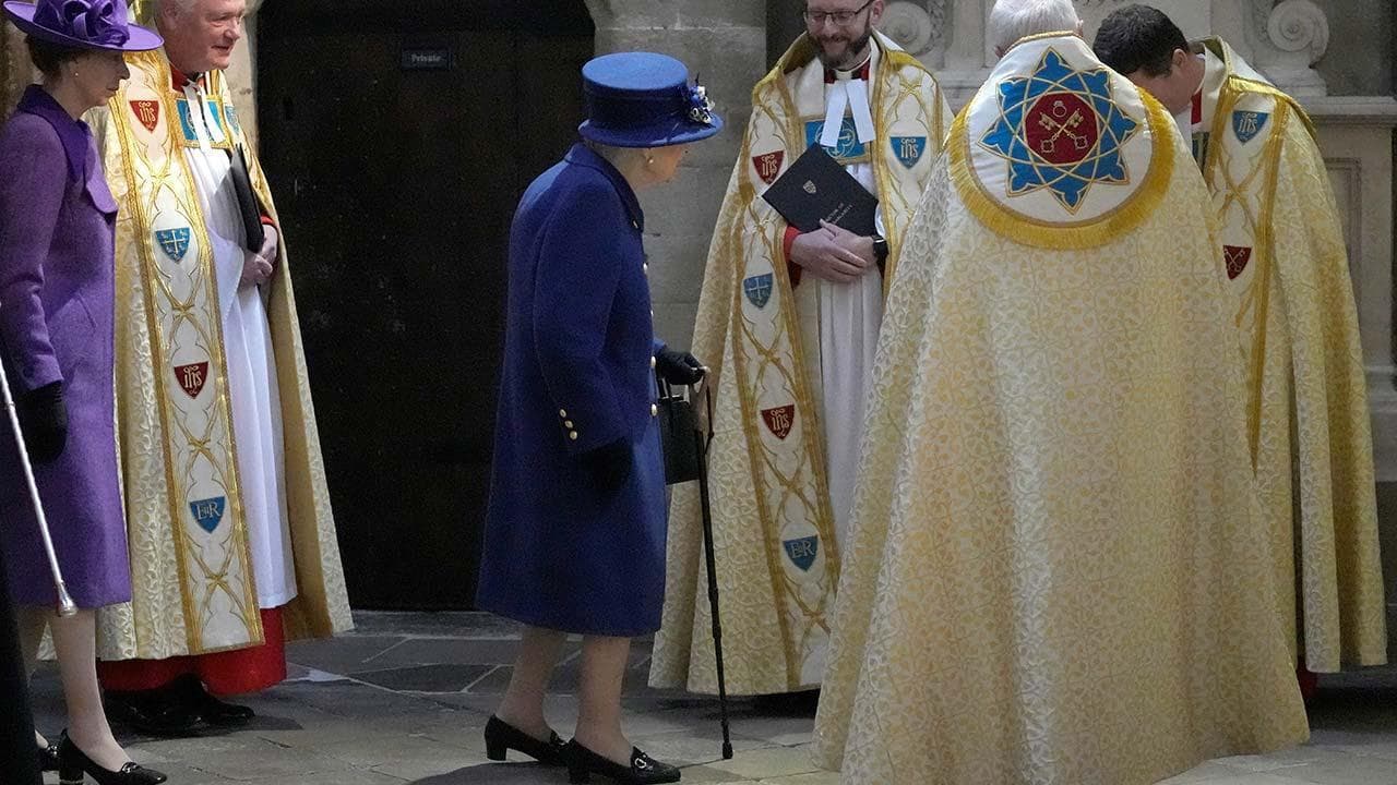 Gran Bretagna, per la prima volta regina con il bastone ad un evento pubblico