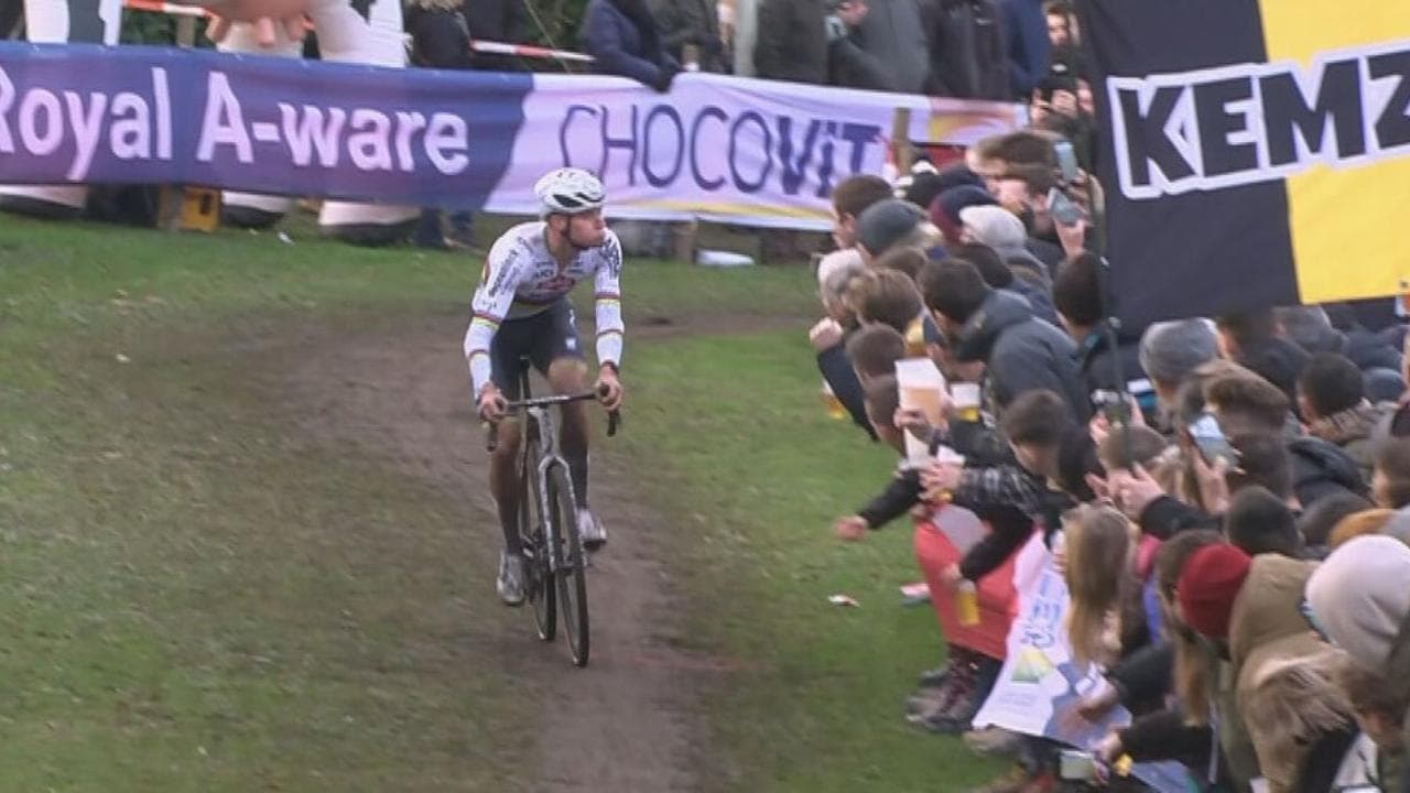 Follia del campione del mondo Van der Poel: sputa a uno spettatore durante una gara di ciclocross