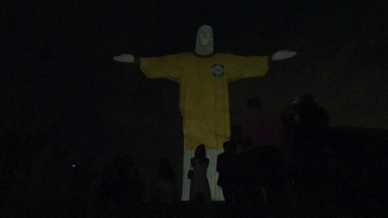 Il Cristo Redentore di Rio con la maglia di Pelé nel primo anniversario della morte di "O Rei"