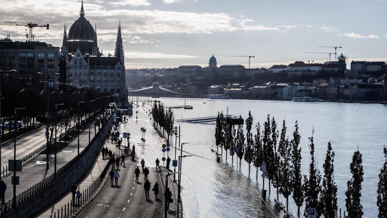 Budapest , il Danubio esonda. L'acqua alta sommerge strade, argini e moli