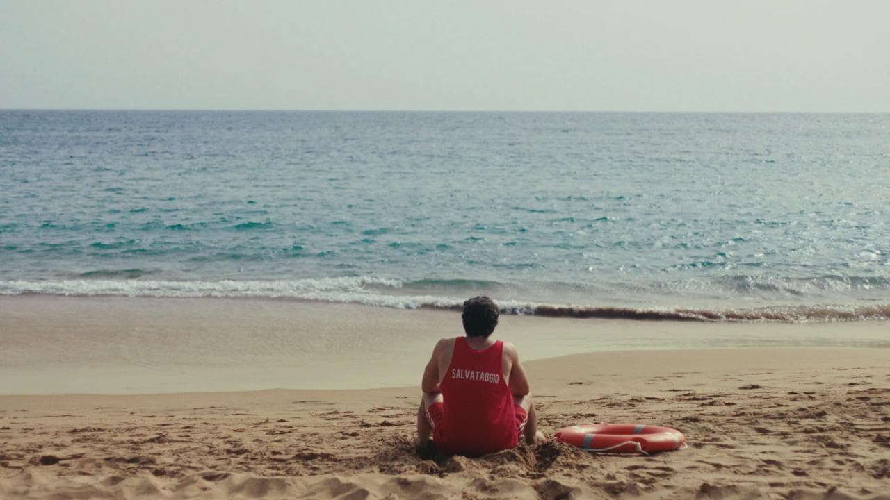 Il bagnante come i migranti: il video di Natale di Emergency "Uomo in mare"