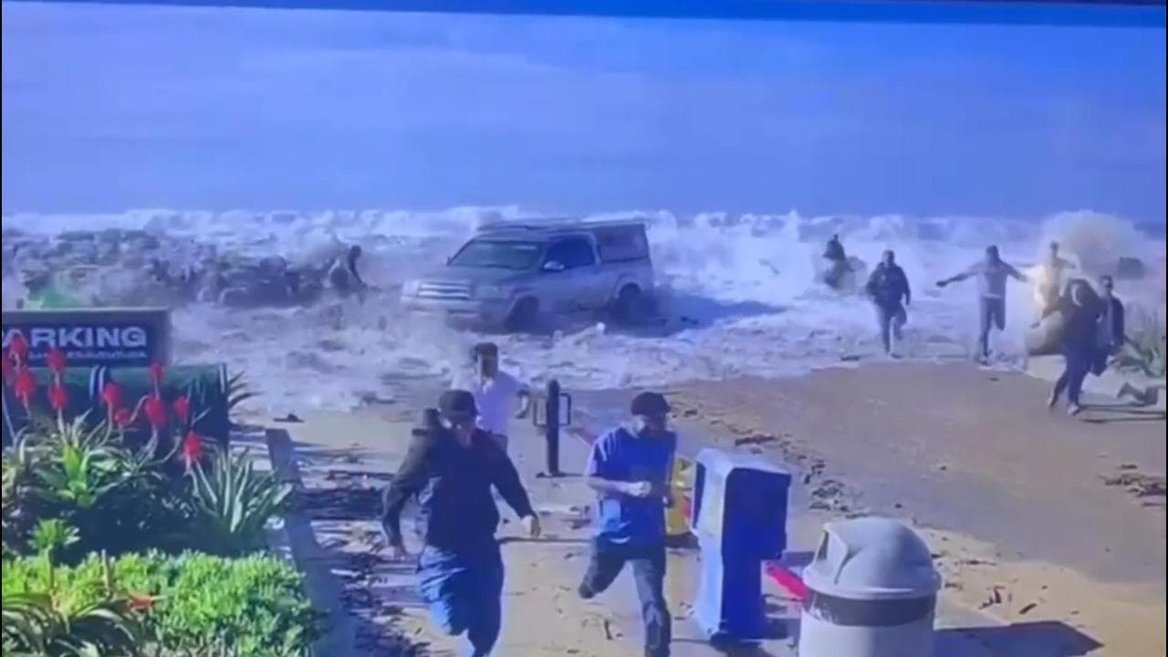 California, l'onda anomala si abbatte sulla spiaggia: l'acqua travolge uomini e macchine